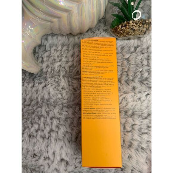 Rodial Vitamin C Brightening Cleanser - Picture 3 of 4